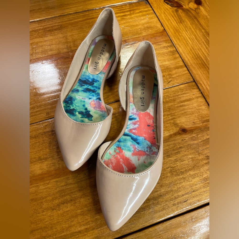 Madden Girl Ladies Flats in pale pink size 6.5